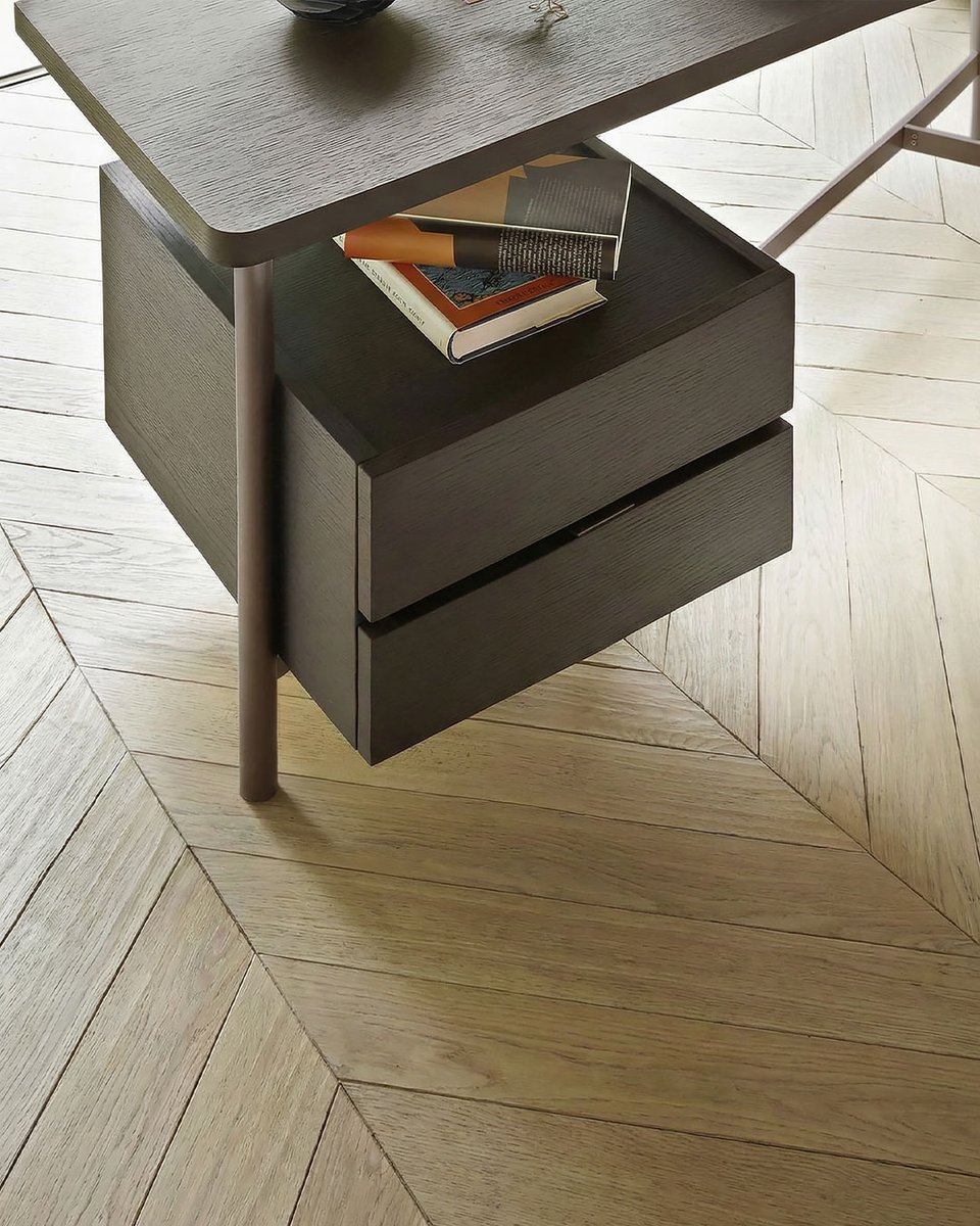 LivareaBerlin's tweet image. Das perfekte Setup für die neue Arbeitswoche!

Dunkles Holz trifft auf warmes, braunes Leder. Der Livitalia "Desk" und der ICF Valea Lounge Stuhl machen das Home-Office zum schönsten Raum im Haus.
livarea.de/livitalia-schr…

#HomeOffice #Livarea #DesignMöbel #Arbeitsplatz #Livitalia