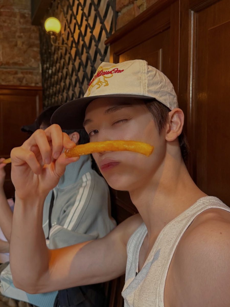 SÉBASTIEN. tweet media