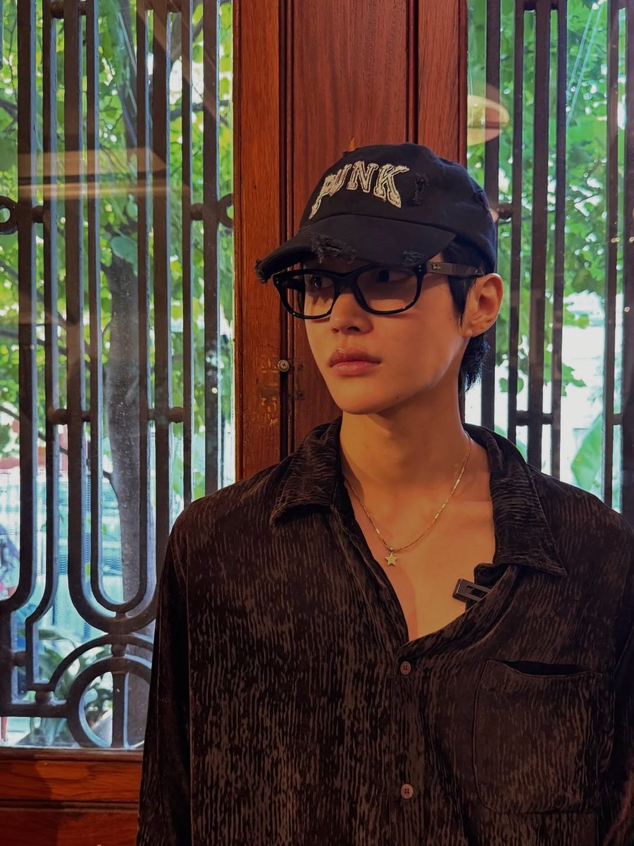 SÉBASTIEN. tweet media