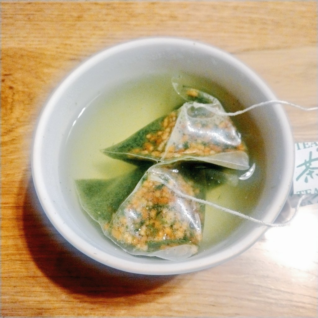 ocyanosuke's tweet photo. こんにちは
昼食に… Kōshindō2区 『つや姫と柚子味噌のスコーン 』 しっとり、なめらかな米粉の生地と柚子味噌の甘じょっぱさが絶妙。焼き🍙のような、いやもっと新しいかも。ありそうでなかったスコーン。
ペアリングしてみたくて 茶蔵webshopの 『つや姫玄米茶』上品な香ばしさがスコーンとマッチ‼️ https://t.co/5drTWWI5ic
