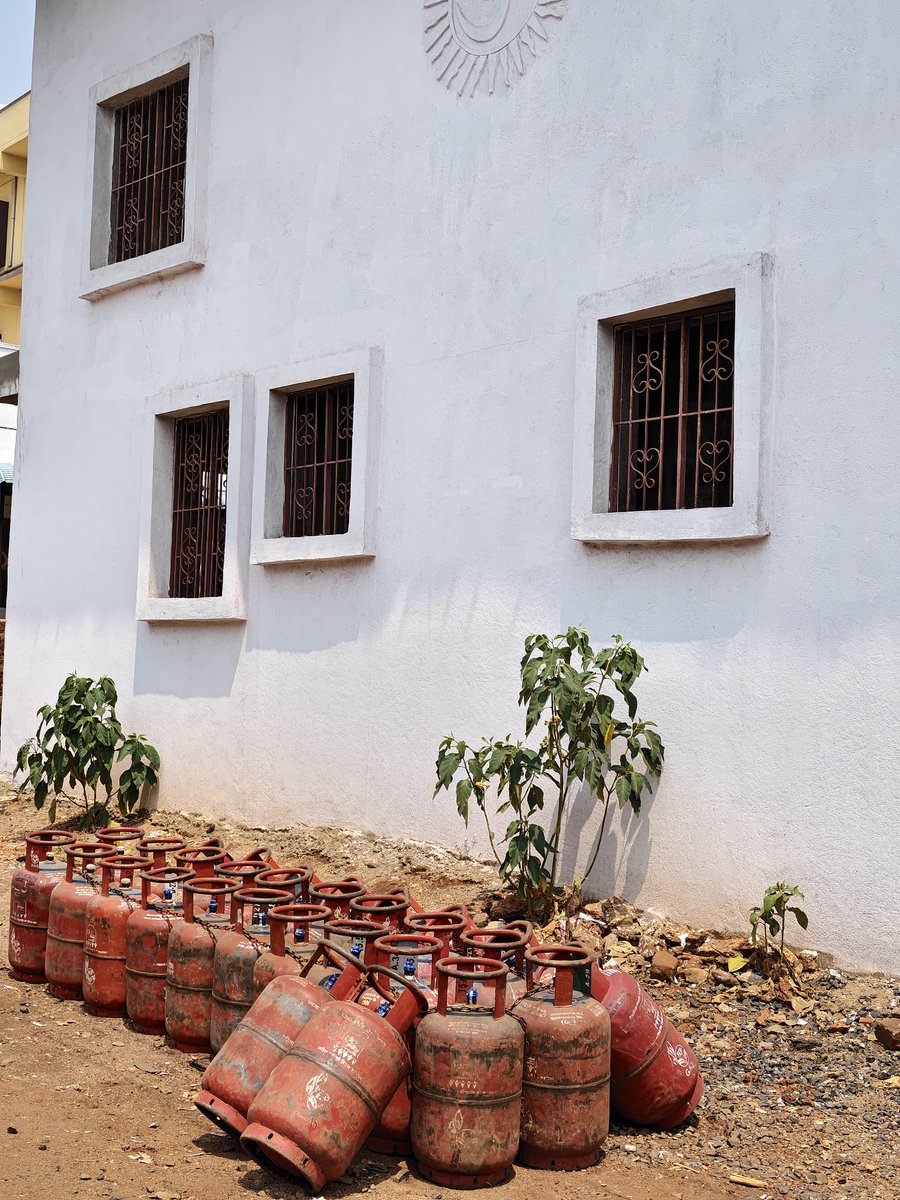 Umeshmng's tweet photo. No Gas Shortage at My place... In fact in actual Gas cylinders are in queue for customers to collect...

#GasPrices #gas #CylinderDemand https://t.co/VwOoed9ypB