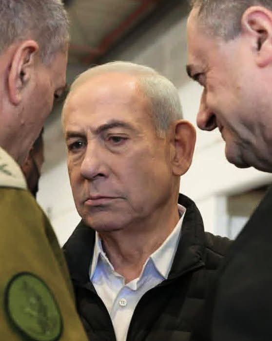 التحليل الاقرب من وجهة نظري لغيابه المفاجئ عن المشهد قد يكون تم #اقصاءه وإبعاده عمداً وسحب كل الصلاحيات منه بسبب فشلُه في إدارة ملف الحر.ب الدائره الان ، او قد يكون اصىابته بالغه بالفعل بسبب الاىىىتهداف الاخير الذي طال مقره السري ، هو واخيه منذ ثلاثه ايام تقريباً ..