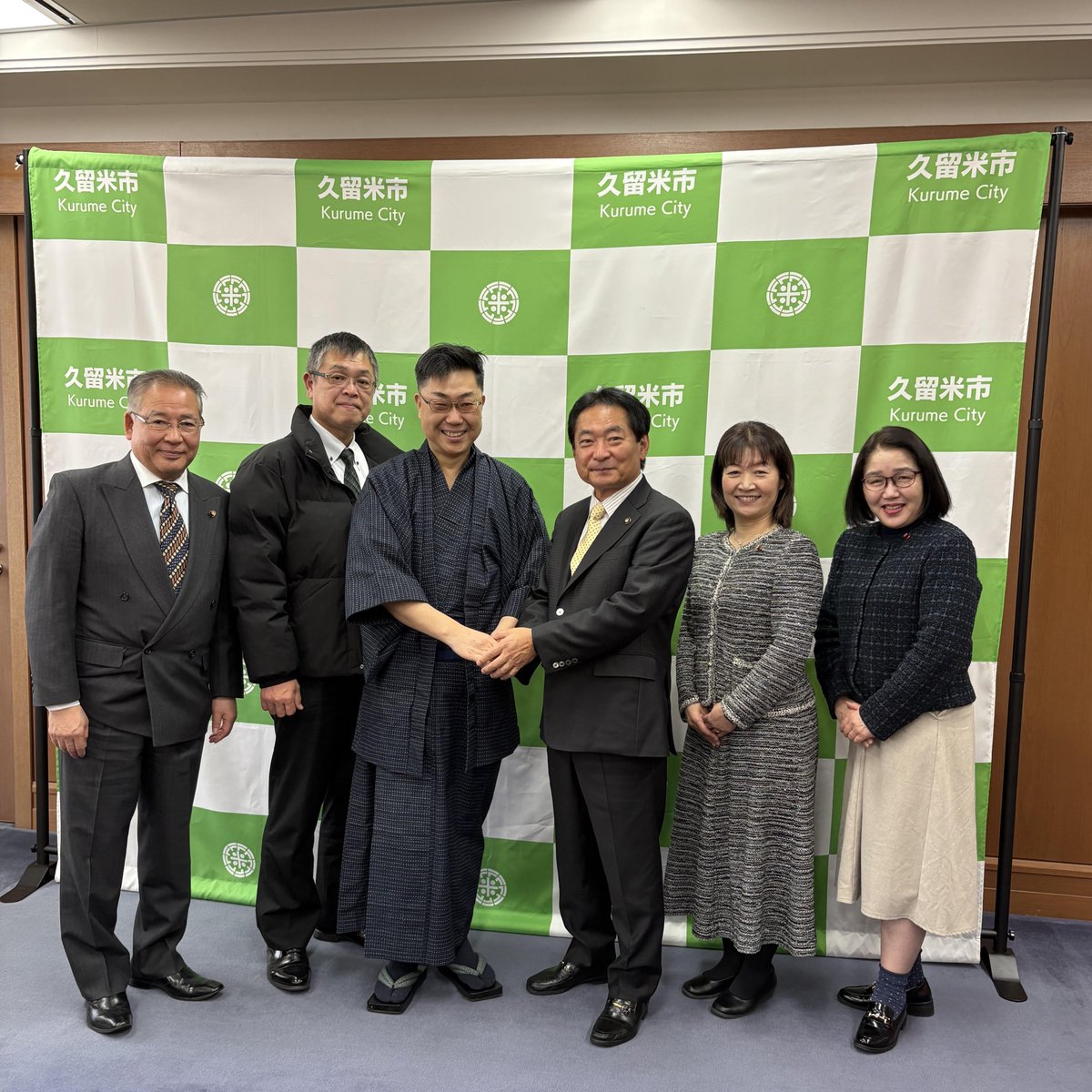 Image for the Tweet beginning: 久留米市役所に原口新五市長さんを表敬訪問。
久留米市の課題について率直にお話になる原口市長さん。
率直なやり取りの中で私たちも激励を受けて、控室で打ち合わせを続けました。
『また、来られて、何でも話して下さいね』と仰り見送って下さった市長さんの真心に感謝です。
有難うございました。 