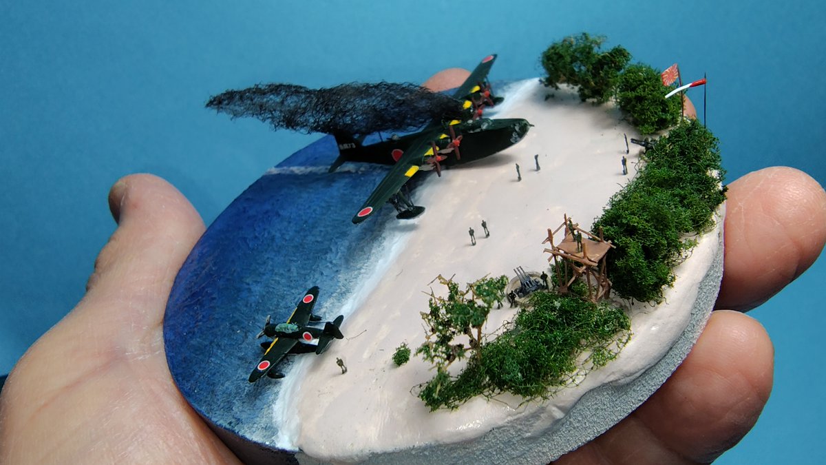 ミニ ジオラマ完成 ! !🎊
左エンジン被弾の為
緊急着水後 ビーチング🫡
-----------------------------------
余り品で製作　1/700scale
直径9cm   厚さ1cmの
板材を使用  砂浜は粘土ですよ😄