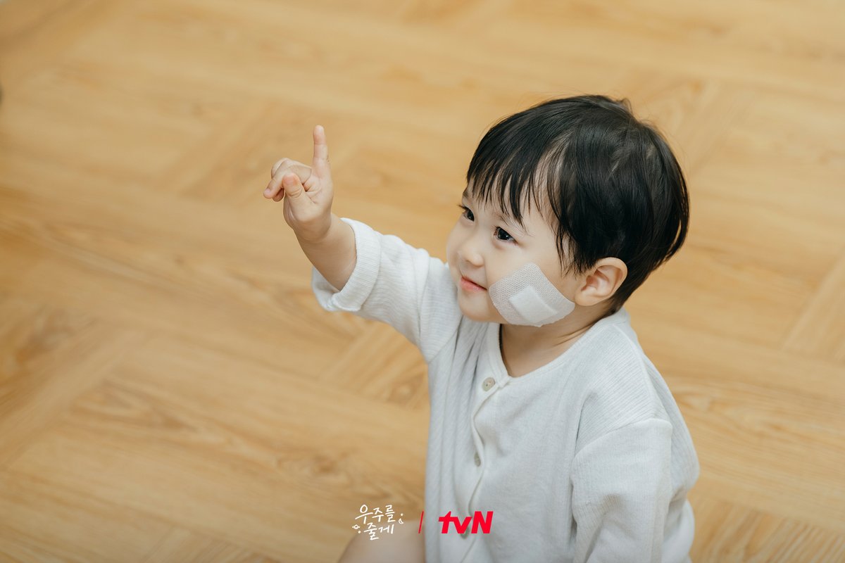 CJnDrama's tweet photo. #우주야사랑해 #우주야행복해
티벤이 준비한 ★찐찐★ 마지막 비하인드 스틸🙏

#즐거움엔20tvN #우주를줄게 #OurUniverse https://t.co/CZSwqMzblk