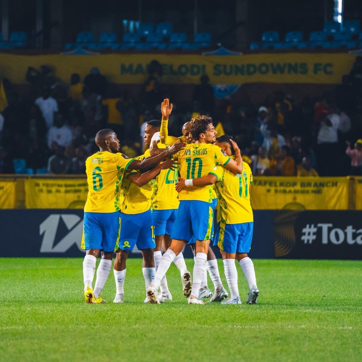 Lorenz_KO's tweet photo. 𝐂𝐀𝐅𝐂𝐋 𝟏𝐬𝐭 𝐥𝐞𝐠 𝐪𝐮𝐚𝐫𝐭𝐞𝐫-𝐟𝐢𝐧𝐚𝐥 𝐫𝐞𝐬𝐮𝐥𝐭𝐬:

🇹🇳 Espérance 1-0 🇪🇬 Al Ahly
🇲🇦 RS Berkane 1-1 🇸🇩 Al Hilal
🇲🇦 ASFAR 1-1 🇪🇬 Pyramids
🇿🇦 Mamelodi Sundowns 3-0 🇲🇱 Stade Malien

Who will progress to the semi's? 💭

#TotalEnergiesCAFCL https://t.co/89bWnofoTt