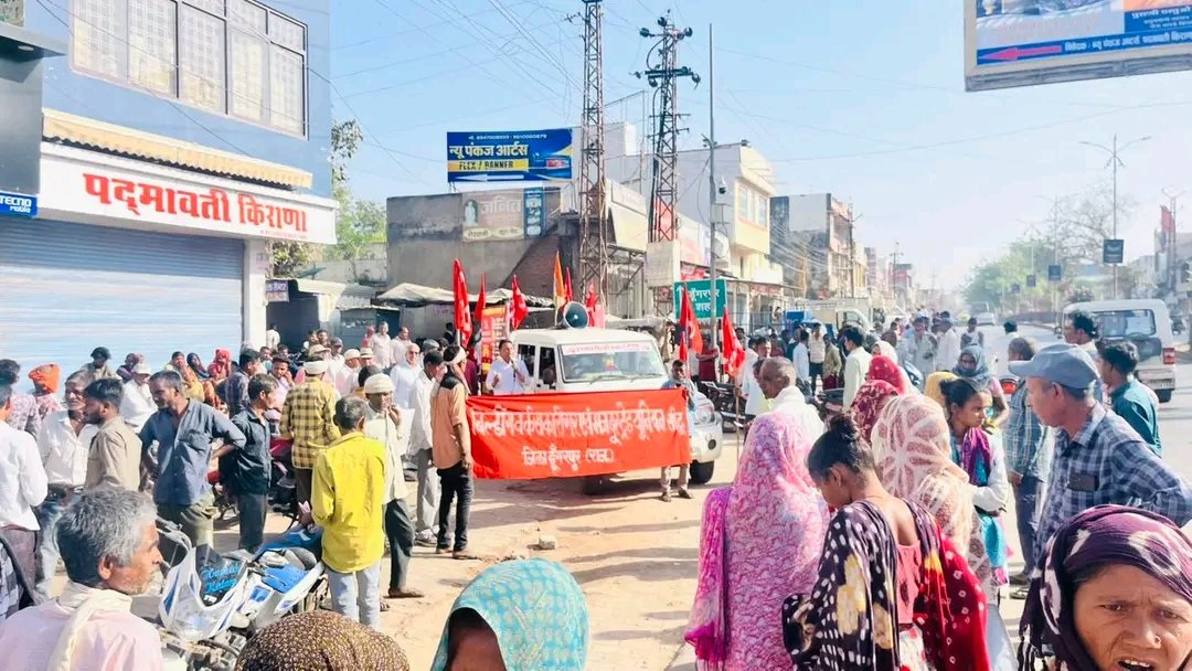 माकपा के राज्यव्यापी जनसंघर्ष जत्थे के दौरान डूंगरपुर में मजदूरों के बीच एक सभा आयोजित की गई।सभा में वक्ताओं ने मजदूरों की रोज़गार, मजदूरी, सामाजिक सुरक्षा और जीवन से जुड़ी समस्याओं को उठाया तथा मजदूर-किसान एकता को मजबूत करने का आह्वान किया। /1