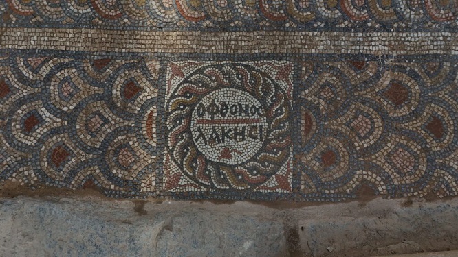 “Kıskançlar Patlasın!”: Türkiye'nin Seydra Bölgesinde Şaşırtıcı Bir Mesaj İçeren 1500 Yıllık Mozaik Keşfedildi.
arkeolojisanat.com/shop/blog/kisk…