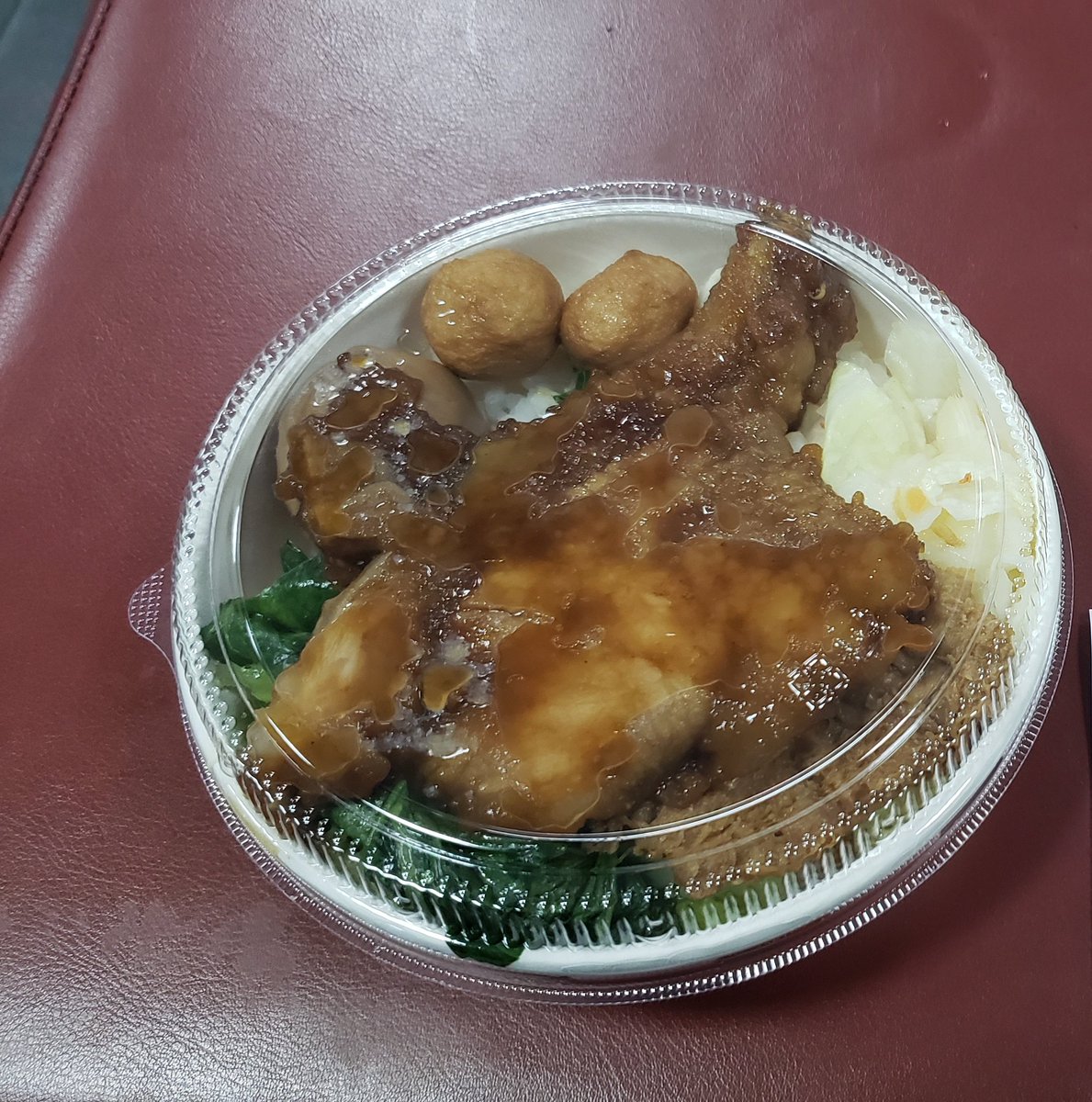 ShoreJr's tweet photo. 路過北車，本來要吃的日本料理公休😭😭😭

只好吃台鐵排骨便當彌補一下😎

不過是吃頓飯的時間，一堆港支流竄是怎麼回事？

不愧是中華台北🌈🐷🪓 https://t.co/ViLcByjVOr