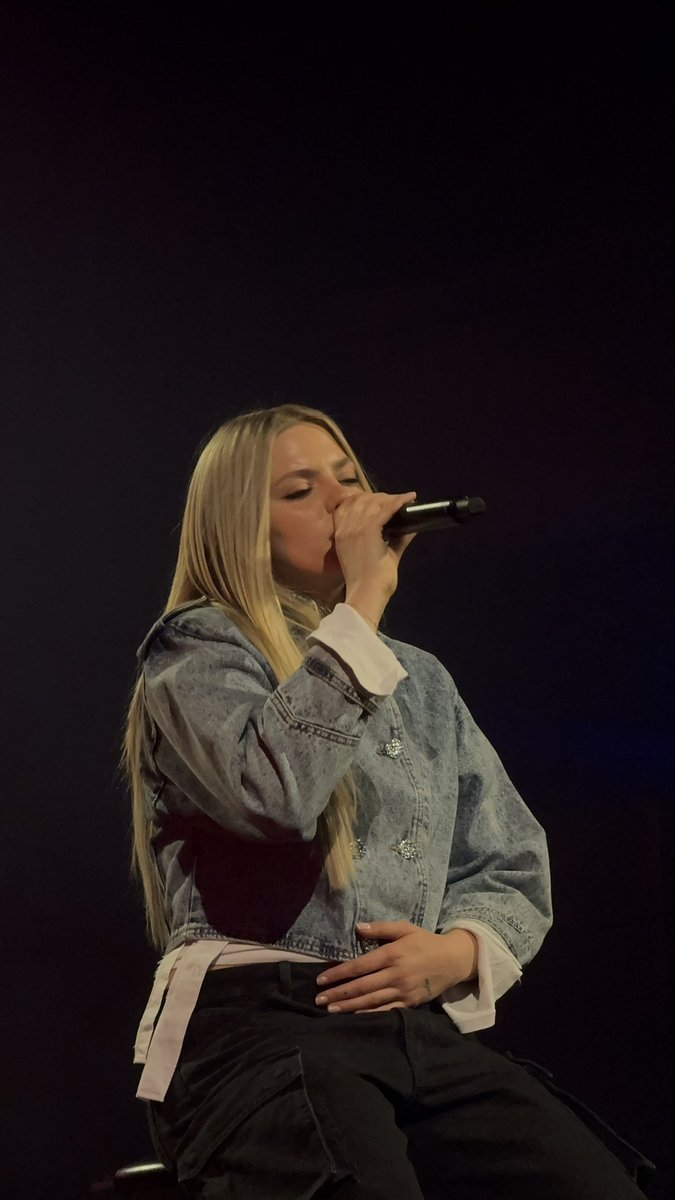 she's truly so beautiful what the fuck