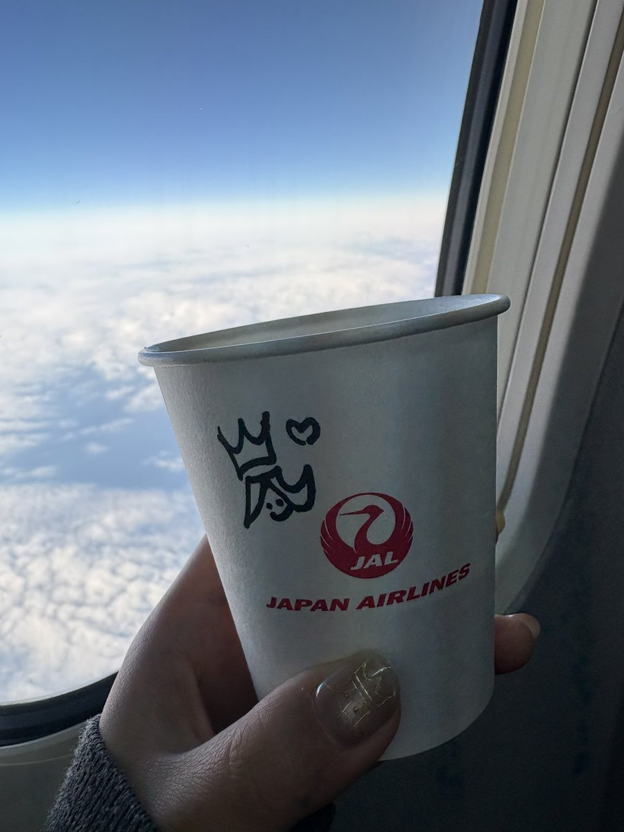 ryo0602kobe's tweet photo. JAL女満別空港発羽田行のCAさんへ。私のスマホケースに挟んでた嵐のしおり見て描いてくれてありがとう。コンサート後、感傷に浸りながら網走を観光してました。お姉さんのおかげでとても温かい気持ちで旅が終えられます。これからもJALを選び続けられるように、私も頑張ります。

JAL✖️嵐 うれしい。 https://t.co/Mn8TjtmAs0