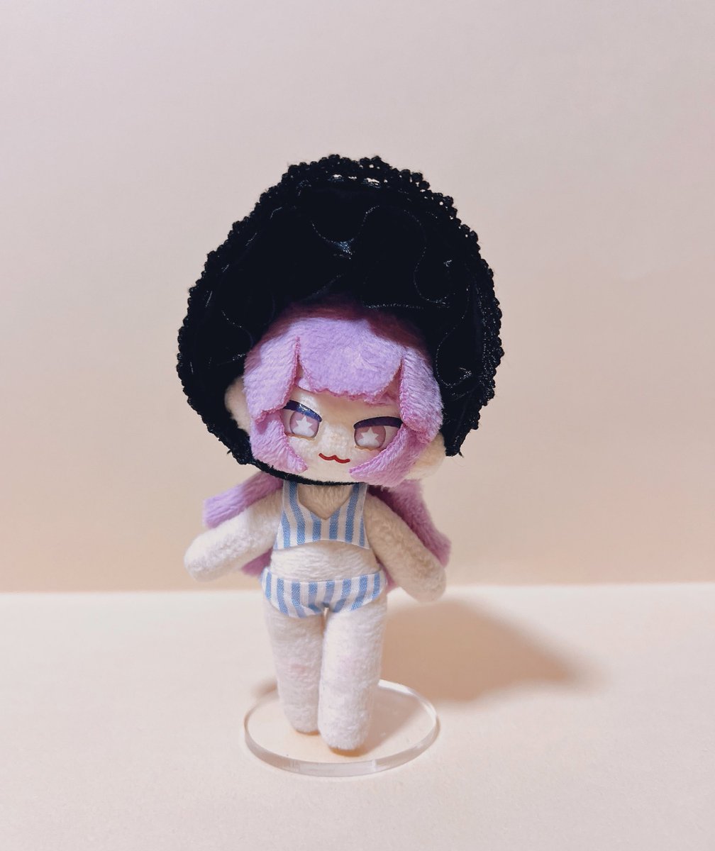 ②足から履かせます(あごひも部分はゴムなので多少伸びます)
③片腕ずつ通していきます
④カタチを整えて完成！

我が家のぷにみお採寸での作成の為、もしかしたら髪型や体型などで着用が難しいぷにみおさんもいらっしゃるかも知れません…ご了承下さい🙇