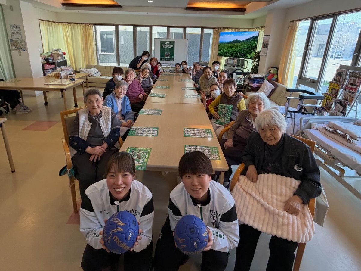 hbi_1975's tweet photo. #前田みのり、#関洋香 がBEECAREの取組みとして「サンケア戸板」に訪問しました!利用者さまと一緒にレクリエーションや試合球を利用した運動などを通して、笑顔いっぱいの時間を過ごしました。
これからも地域とつながる活動を続けていきます。
#ハニービー石川
#beethepower
#BEECARE https://t.co/fsaRA22GIu