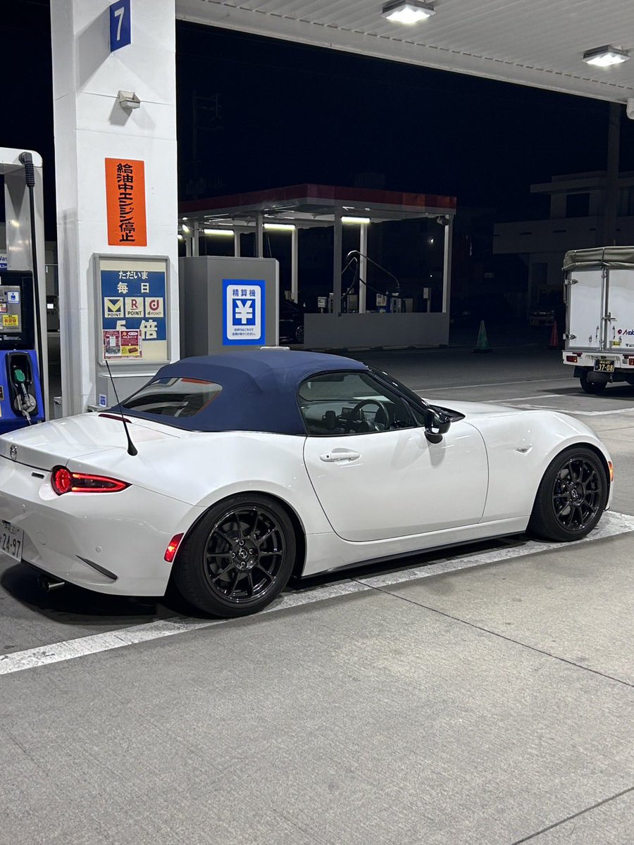 U_R_A_C's tweet photo. 【部員紹介】vol.1
みなみ｜理学部3年｜部長
ND5RC 990S
White x Navy
北米仕様（進行中）
やりすぎない。
妥協もしない。
愛車遍歴　ND5RC 990S
#春から琉大
#ロードスター
#ndロードスター
#miata
#琉球大学自動車部 https://t.co/bHwcaxt9m2