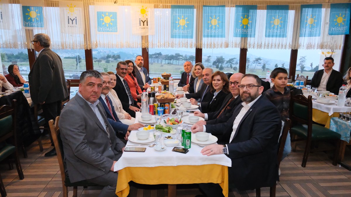 iyiparti_34's tweet photo. 3. Bölge Teşkilat Başkanlığımız tarafından düzenlenen geleneksel iftar programında; Genel Başkan Yardımcımız Şükrü Kuleyn ve İl Başkanımız Yücel Coşkun'un katılımlarıyla kıymetli dava arkadaşlarımızla bir araya geldik.

Birliğimizin ve beraberliğimizin pekiştiği bu bereketli sofrayı kuran 3. Bölge Teşkilatımıza yürekten teşekkür ediyoruz.