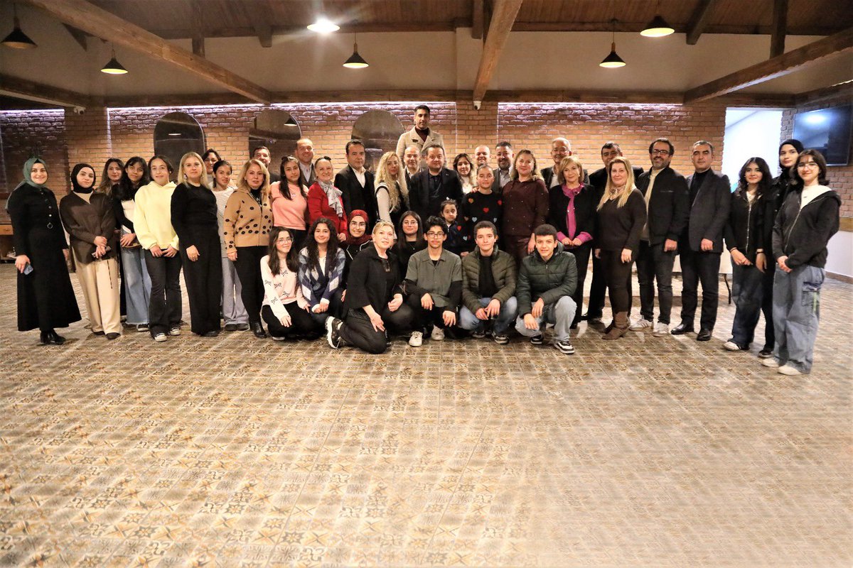 Gaziantep Lisesi Mezun ve Mensupları Derneği olarak; okul müdürümüz, kıymetli idarecilerimiz, öğrencilerimiz ve yönetim kurulu üyelerimizle birlikte düzenlenen iftar yemeğinde bir araya geldik.

Birlik ve dayanışma ruhuyla, öğrencilerimizin yanında olmaya devam edeceğiz