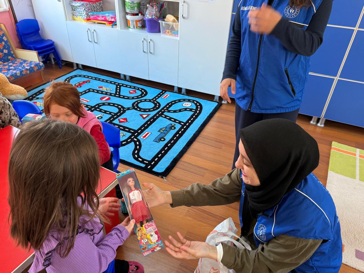 BalikesirKYGM's tweet photo. Yurt öğrencilerimiz, okul ziyaretinde bulunarak çocuklarla bir araya geldi. 📚✨
Gerçekleştirilen bu anlamlı ziyarette öğrencilerimiz, çocuklarla sohbet ederek keyifli vakit geçirdi, çeşitli etkinlikler gerçekleştirdi ve onlarla güzel anılar paylaştı. 🤝😊
📍Edremit Yurdu https://t.co/GL9xKcwdt0