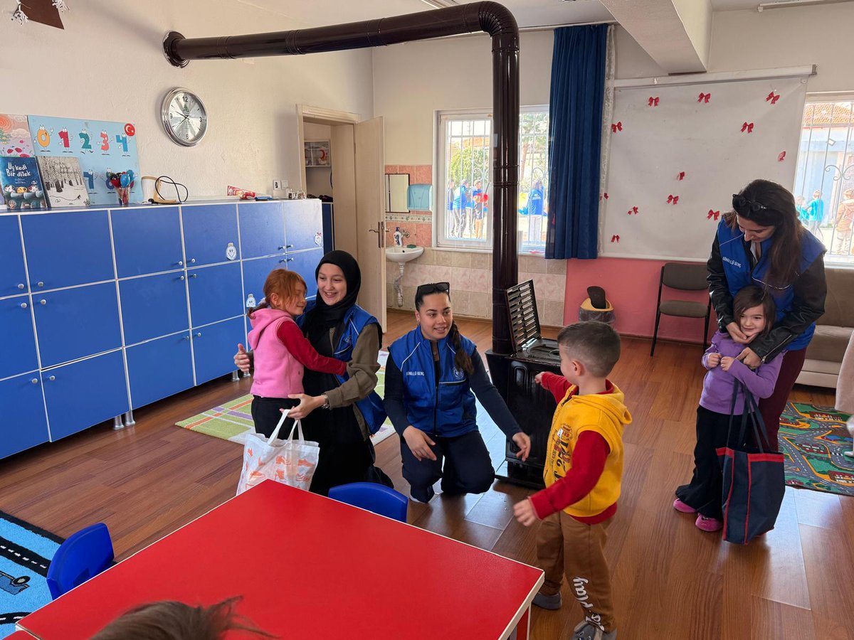 BalikesirKYGM's tweet photo. Yurt öğrencilerimiz, okul ziyaretinde bulunarak çocuklarla bir araya geldi. 📚✨
Gerçekleştirilen bu anlamlı ziyarette öğrencilerimiz, çocuklarla sohbet ederek keyifli vakit geçirdi, çeşitli etkinlikler gerçekleştirdi ve onlarla güzel anılar paylaştı. 🤝😊
📍Edremit Yurdu https://t.co/GL9xKcwdt0