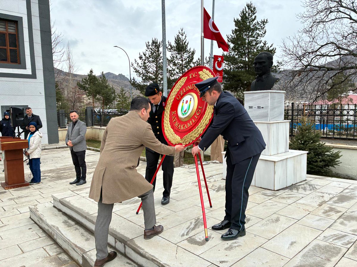İlçemizin Düşman İşgalinden Kurtuluşunun 108. Yıl Dönümü Münasebeti ile Çelenk Sunma Töreni Yapıldı.

<a href="/mtcanpolat23/">Muhammed Taha Canpolat</a> 
<a href="/ErzurumValiligi/">T.C.Erzurum Valiliği</a> 
<a href="/TC_icisleri/">T.C. İçişleri Bakanlığı</a> 

👉🏻 🔗 uzundere.gov.tr/ilcemizin-dusm…
