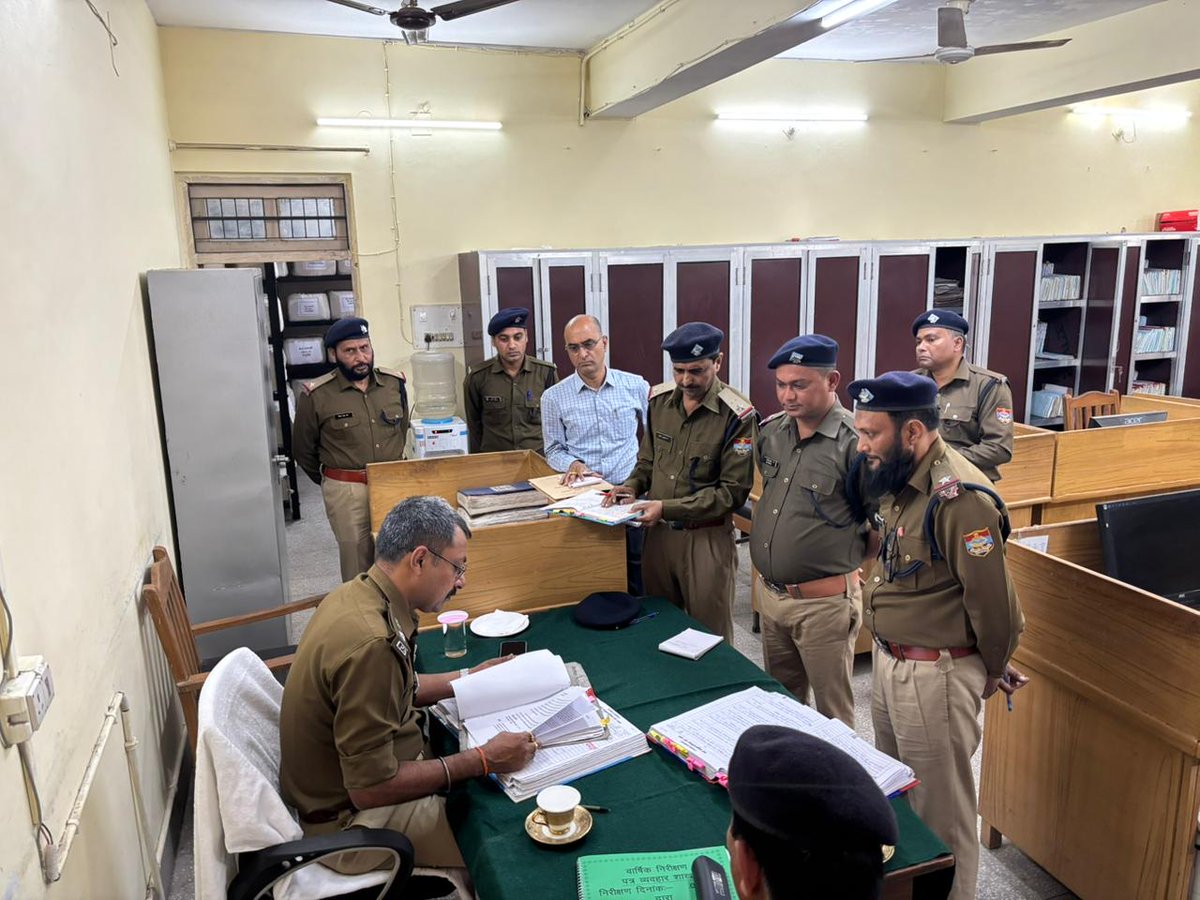 haridwarpolice's tweet image. SSP हरिद्वार Navneet singh द्वारा पुलिस कार्यालय की विभिन्न शाखाओं का वार्षिक निरीक्षण किया गया।

👮‍♂️ प्रधान लिपिक शाखा, हाईकोर्ट सेल, SIS, DCRB एवं गौवंश सेल का किया गया निरीक्षण

⚠️ स्पष्ट निर्देश, लापरवाही किसी भी दशा में बर्दाश्त नहीं की जाएगी।
#inspection #proactivepolice