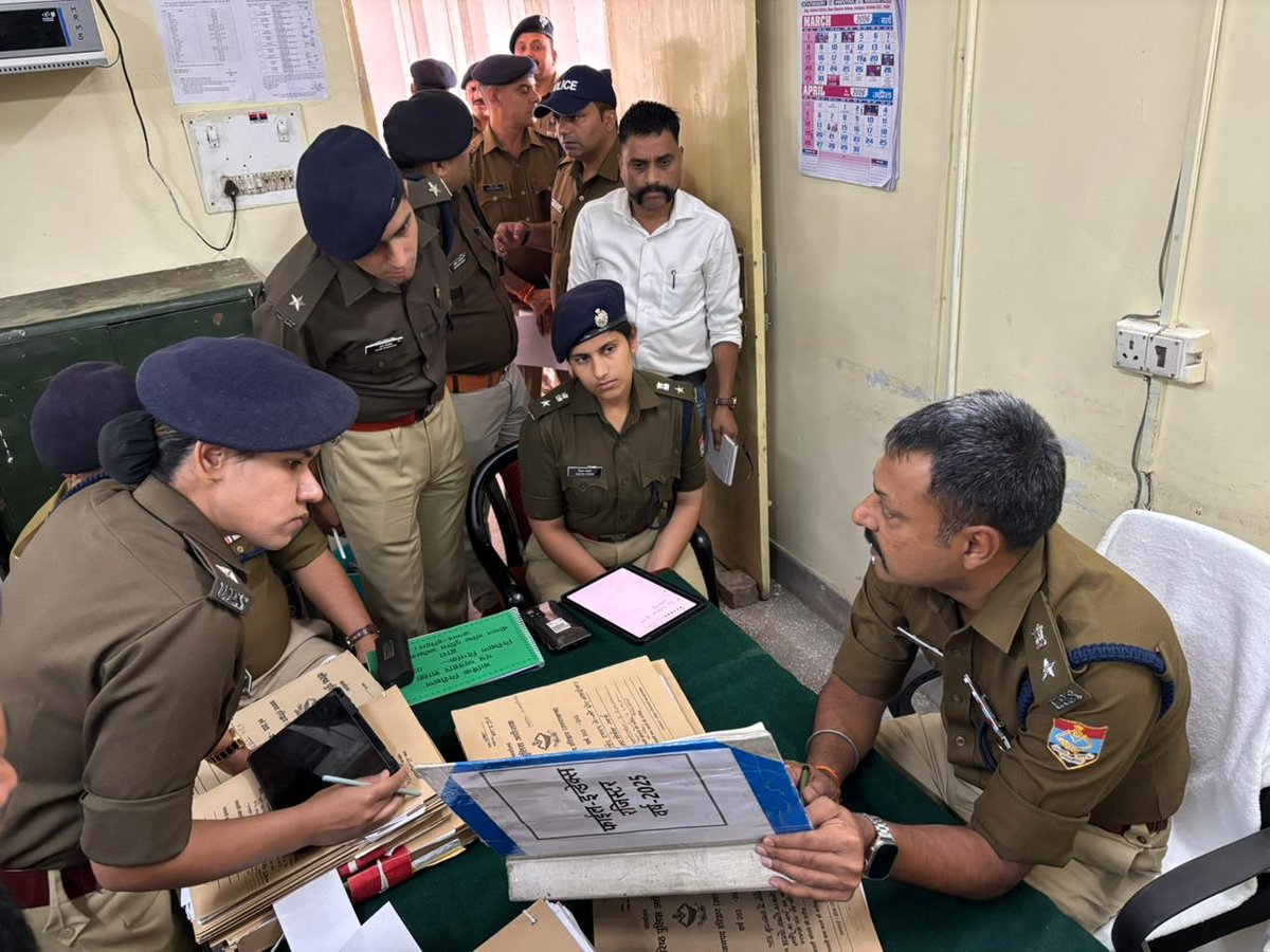 haridwarpolice's tweet image. SSP हरिद्वार Navneet singh द्वारा पुलिस कार्यालय की विभिन्न शाखाओं का वार्षिक निरीक्षण किया गया।

👮‍♂️ प्रधान लिपिक शाखा, हाईकोर्ट सेल, SIS, DCRB एवं गौवंश सेल का किया गया निरीक्षण

⚠️ स्पष्ट निर्देश, लापरवाही किसी भी दशा में बर्दाश्त नहीं की जाएगी।
#inspection #proactivepolice