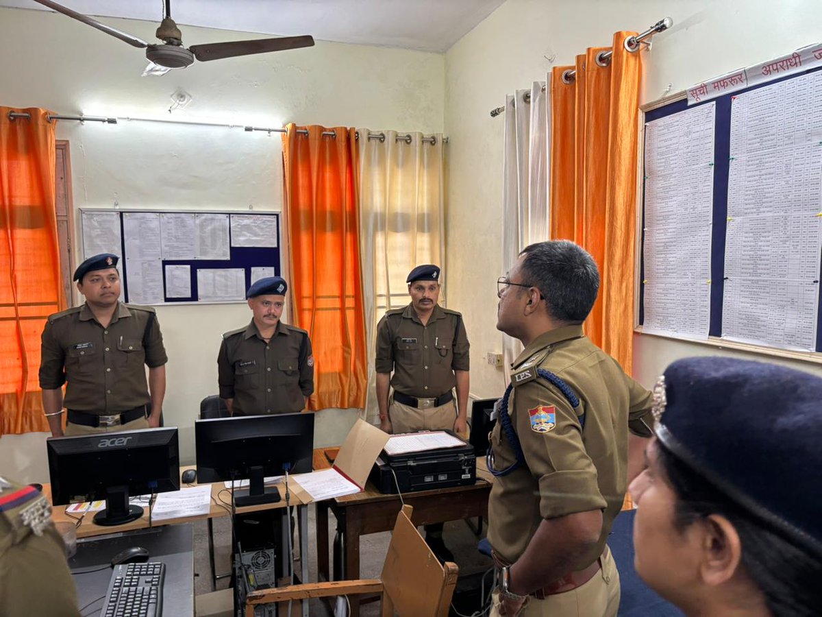 haridwarpolice's tweet image. SSP हरिद्वार Navneet singh द्वारा पुलिस कार्यालय की विभिन्न शाखाओं का वार्षिक निरीक्षण किया गया।

👮‍♂️ प्रधान लिपिक शाखा, हाईकोर्ट सेल, SIS, DCRB एवं गौवंश सेल का किया गया निरीक्षण

⚠️ स्पष्ट निर्देश, लापरवाही किसी भी दशा में बर्दाश्त नहीं की जाएगी।
#inspection #proactivepolice
