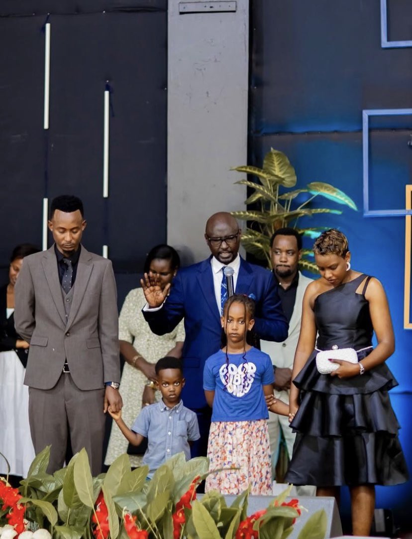 Daprinco_'s tweet photo. Umunyarwenya akaba n’umukinnyi wa filime, Mugisha Emmanuel wamamaye nka Kibonke, yagaragaye mu rusengero ari kumwe n’umugore we n’abana babo, aho basengewe mbere yo gukora ubukwe bitegura mu minsi ya vuba.
#rwandaupdates #visitrwanda https://t.co/YhHQWhLumU