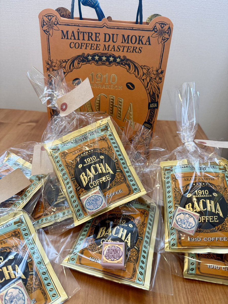 palari125's tweet photo. 特にお世話になった方にちょっとしたものをお渡ししたくて、バシャコーヒーのドリップとヴェンキのチョコをセットに☕️🍫1つでも高級感あって華やかなパッケージ✨フレーバーは店員さんも人気と言っていた1910！ほんのり甘い香り🍓 https://t.co/4KmyMSlOLy