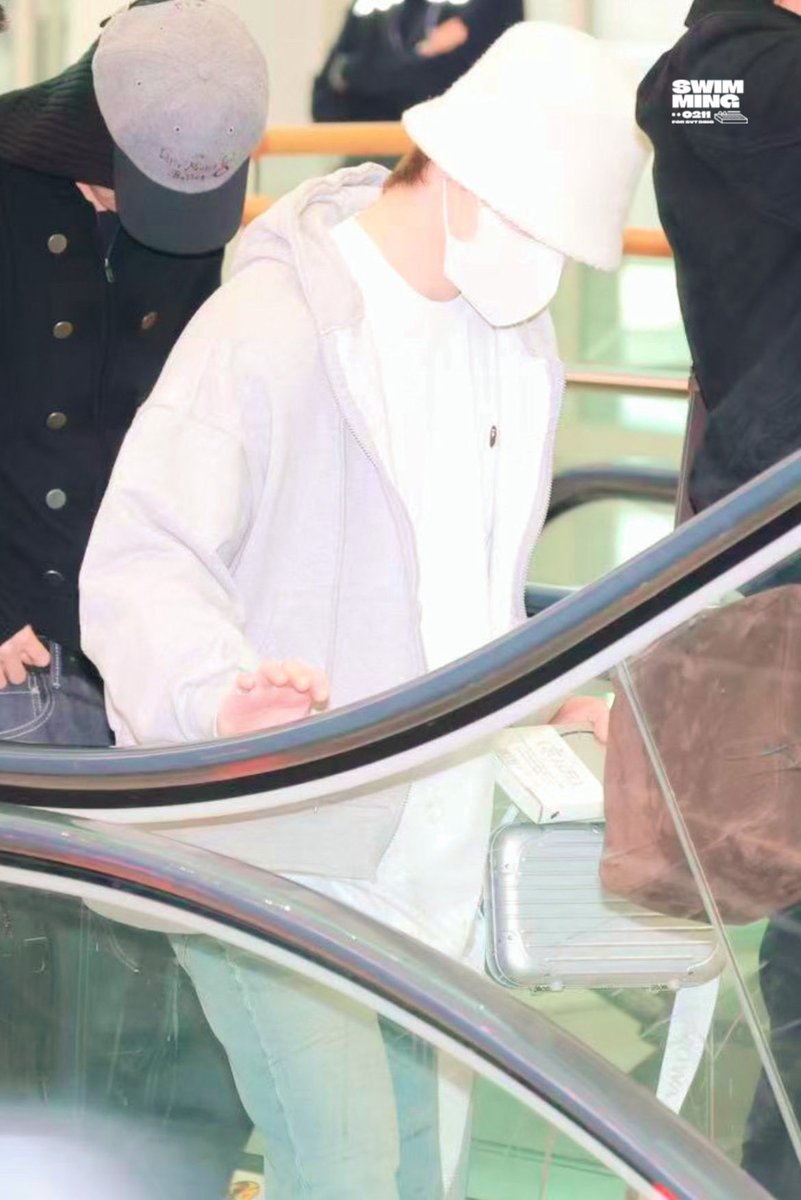 SWIMMING🦦 tweet media