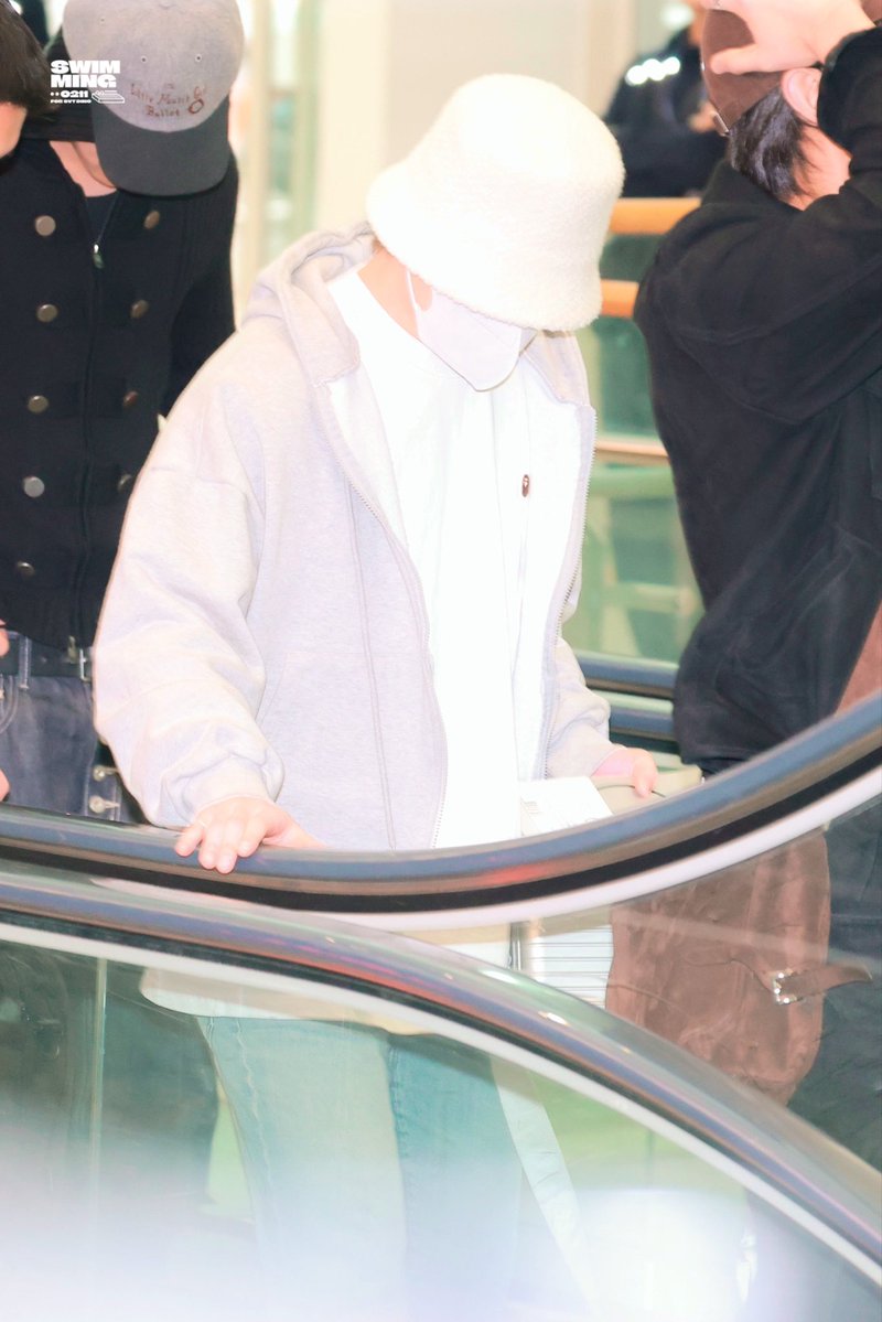 SWIMMING🦦 tweet media