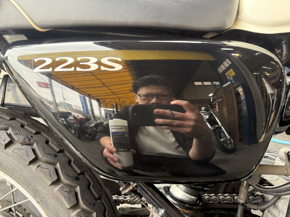 MOTOWASH243175's tweet photo. 黒い外装、くすんだままで損してませんか？

CB223Sのサイドカバーに
リアクリーンを使ってみたらこの変化。
映り込みと艶感、かなり良い感じです✨

ビフォーアフターって、やっぱり正義。
#バイク #洗車 #艶出し #メンテナンス #MFD横浜店 #リアクリーン #waxwash https://t.co/6PEkxGo025