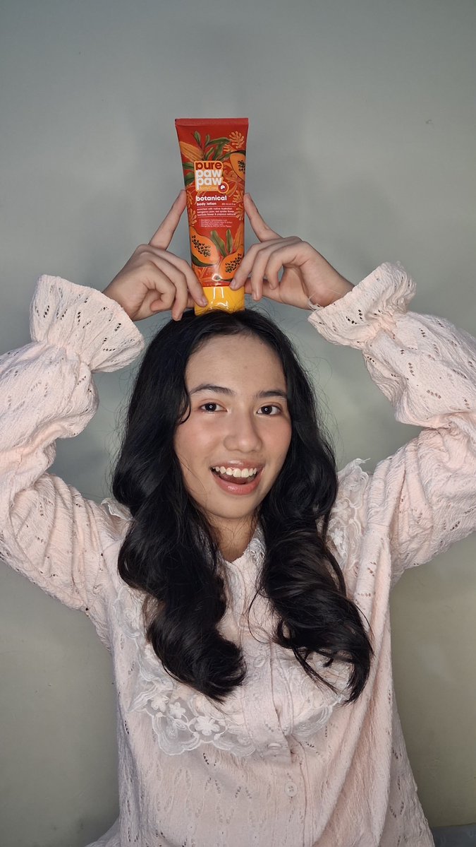 What's in my bag daily!  

Selalu ada si mini cutie hijau ini Pure Paw Paw Ointment Watermelon buat merawat bibir &amp; spot dry skin.  

Dan ada juga Botanical Body Lotion yang wanginya selalu bikin mood booster aku tanpa lengket namun melembabkan kulit. Cocok untuk cuaca yang lagi