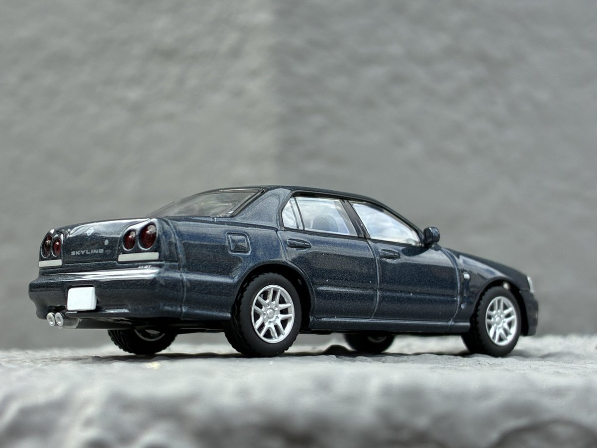 タカラトミー
トミカリミテッドヴィンテージネオ
R34 スカイライン 25GT-X氏。

理想のスカイラインにドンピシャな仕様が発売されたため久々にTLV購入。
ダークメタルブルーの後期セダン。
なかなか実車では出物が無い。
ホイールが似てないのが唯一の不満点。

いつか乗れたら本望ですね☺️