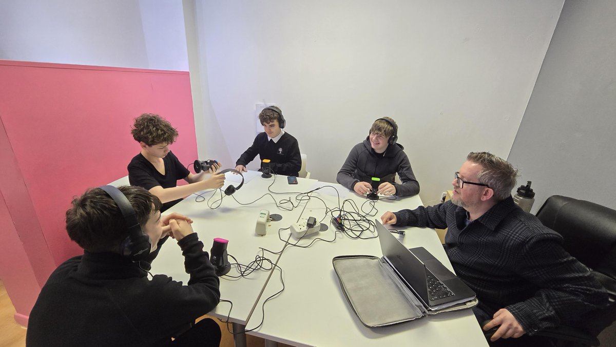 LindenCentreSSp's tweet photo. On Friday, Year 10 boys attending a Work Experience session at InTune Radio. They were all amazing &amp; despite anxieties around meeting new people &amp; unfamiliar surroundings, they all had a real good go at recording with the host 📻🎙️

We return on Friday for the next session! 💖 https://t.co/JXz3HM63VS