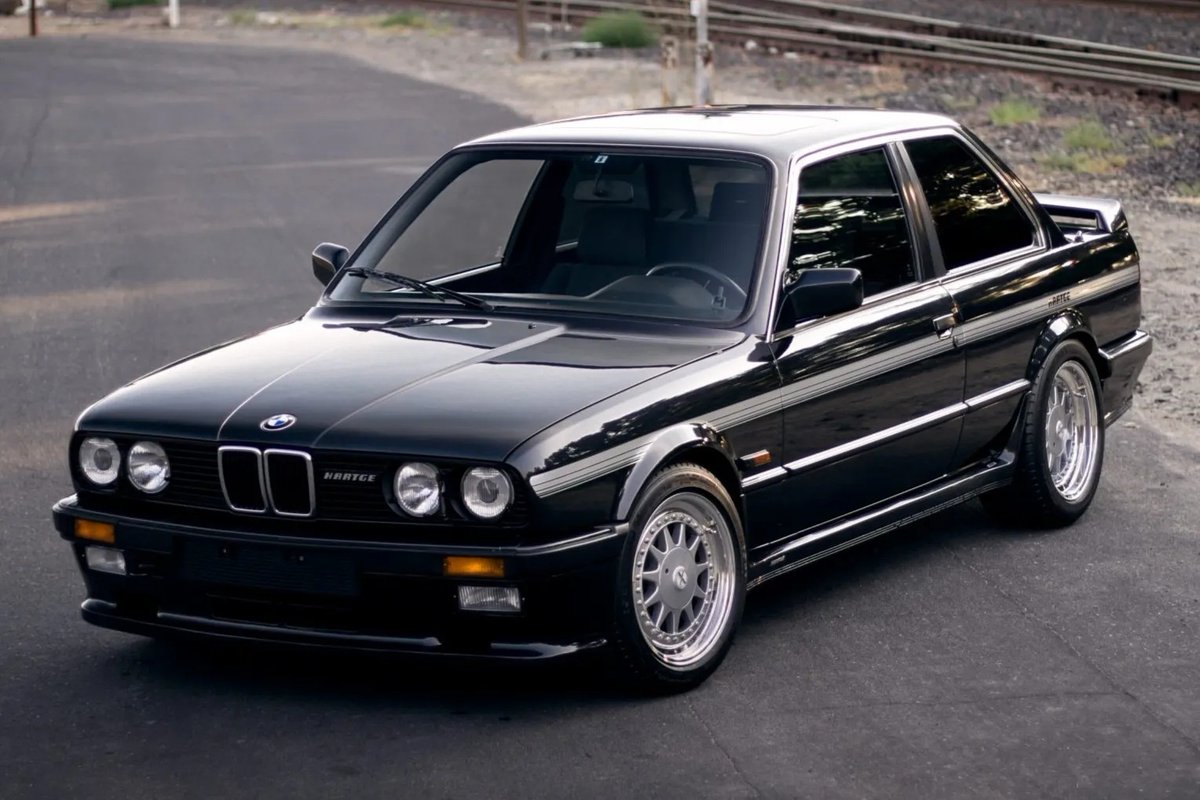 candvbmw's tweet photo. ππ¨ 1986 #Hartge H26 SP
β’ π Base: #BMW E30 325i
β’ π οΈ Engine: Bosch L-Jetronic fuel injected 2.5L (2494 cc) M20 inline-6
β’ βοΈ Transmission: 5-speed manual
β’ π Power: 168 hp (124 kW) @ 5,800 rpm (stock) β 170 hp (127 kW) @ 5,800 rpm (Hartge-tuned)
β’ πͺ Torque: 164 lb-ft (222 Nm) @ 4,300 rpm (stock) β 164 lb-ft (222 Nm) @ 4,300 rpm (Hartge-tuned)
β’ β±οΈ 0-60 mph: + / - 8.3 seconds (0-100 km/h: 8.3 seconds)
β’ ποΈ Top Speed: 135 mph (218 km/h)
β’ π
Production: Exact numbers unknown
#bmwe30