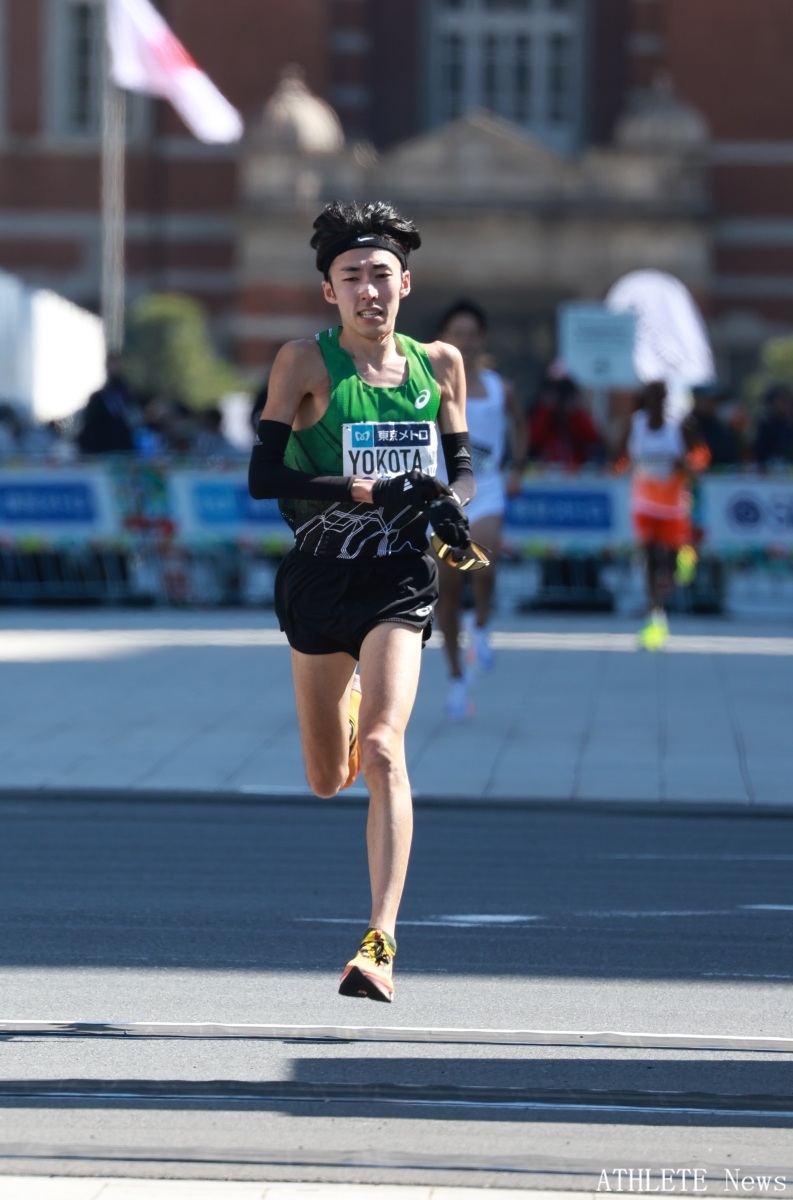 ATHLETE__news's tweet photo. 先週末に発表されたJR東日本の横田俊吾選手の引退は驚きでした
青学大時代の2023年別大マラソンでの2時間7分47秒は日本人学生歴代5位、2024東京マラソンでの2時間7分25秒は新潟出身選手最速記録
昨日の新潟ハーフでのラストランは1時間15分30秒
万感を込めた走りだったかと思います
#よこたっきゅう https://t.co/5aF8JCtJ3r