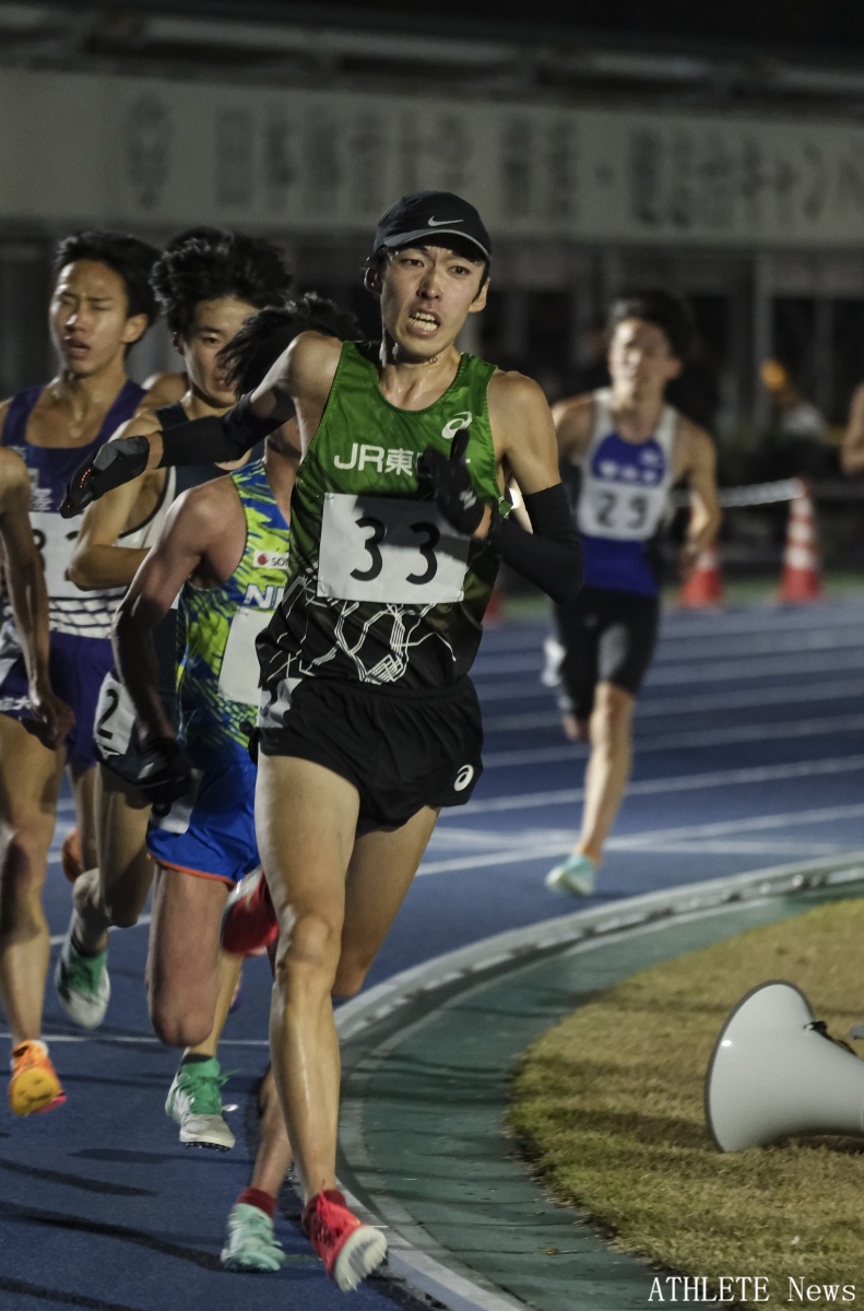 ATHLETE__news's tweet photo. 先週末に発表されたJR東日本の横田俊吾選手の引退は驚きでした
青学大時代の2023年別大マラソンでの2時間7分47秒は日本人学生歴代5位、2024東京マラソンでの2時間7分25秒は新潟出身選手最速記録
昨日の新潟ハーフでのラストランは1時間15分30秒
万感を込めた走りだったかと思います
#よこたっきゅう https://t.co/5aF8JCtJ3r