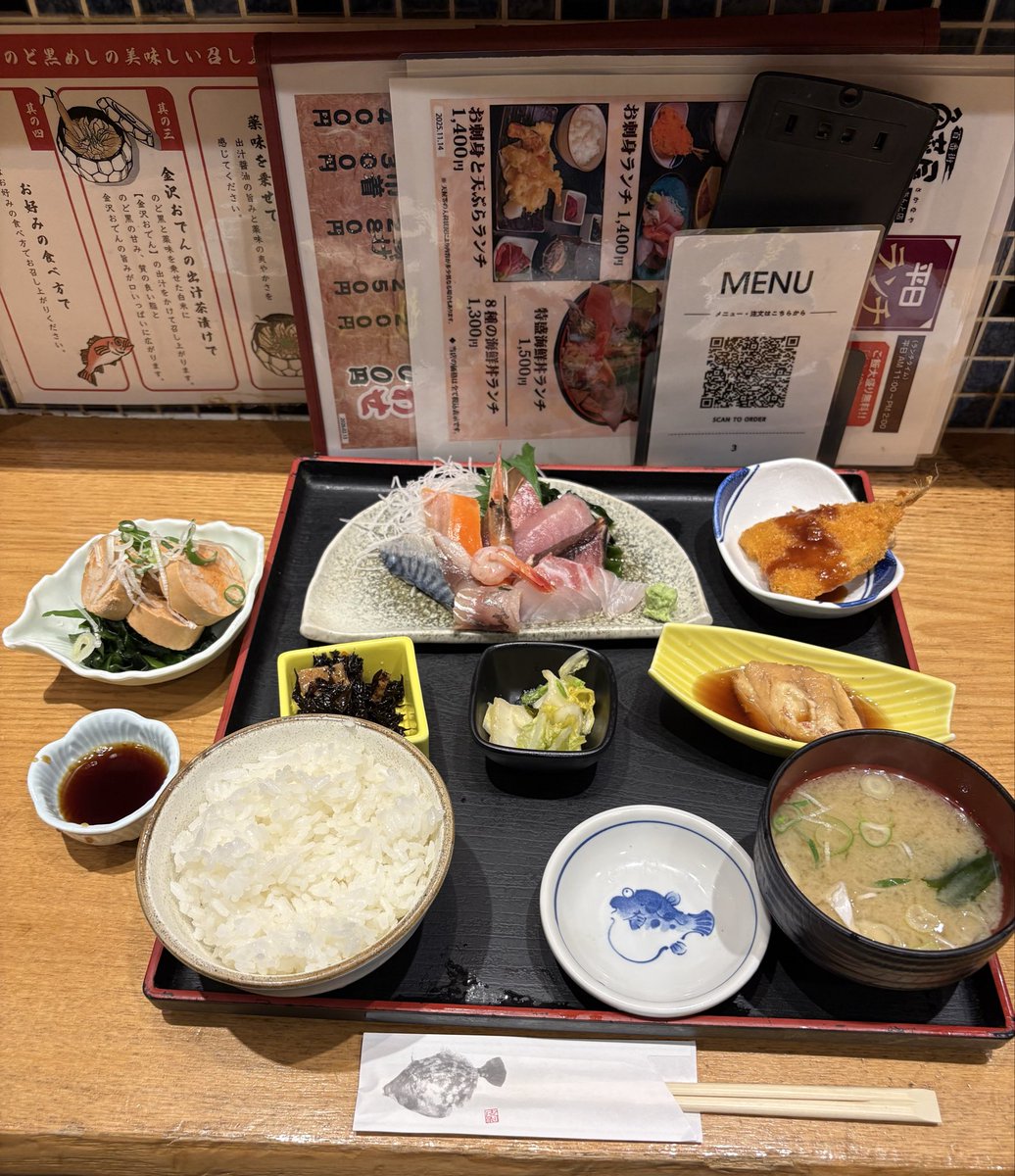 umaimaru's tweet photo. お初の金沢。
煮魚やアジフライも付いてる刺身定食が
とっても美味しかった。😋
 #魚菜屋　#金沢駅 https://t.co/ip9IVri6DF