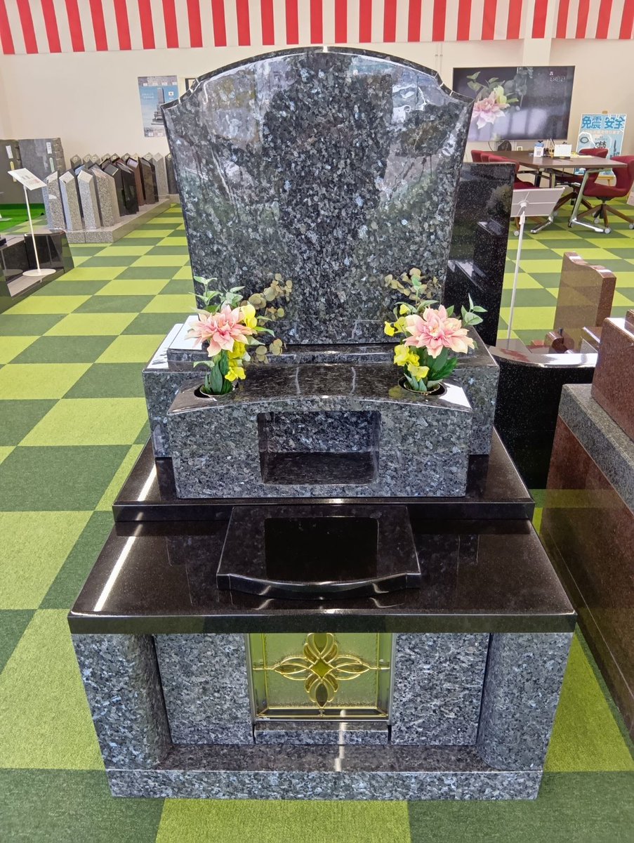 akitastone_of's tweet photo. 🌸新作墓石のお知らせ🌸
秋田石材本荘店にて、展示場リニューアルに伴い新デザイン墓石が登場！コンパクトかつ華やかな墓石です🙌
店舗にてぜひご覧ください😊✨
#墓石 #墓じまい #建て替え #リフォーム #彫刻 #由利本荘市 #にかほ市 #洗浄 #ステンドグラス #仏壇 #仏具 #春彼岸 #お墓参り #庭じまい https://t.co/7rGSacZtki