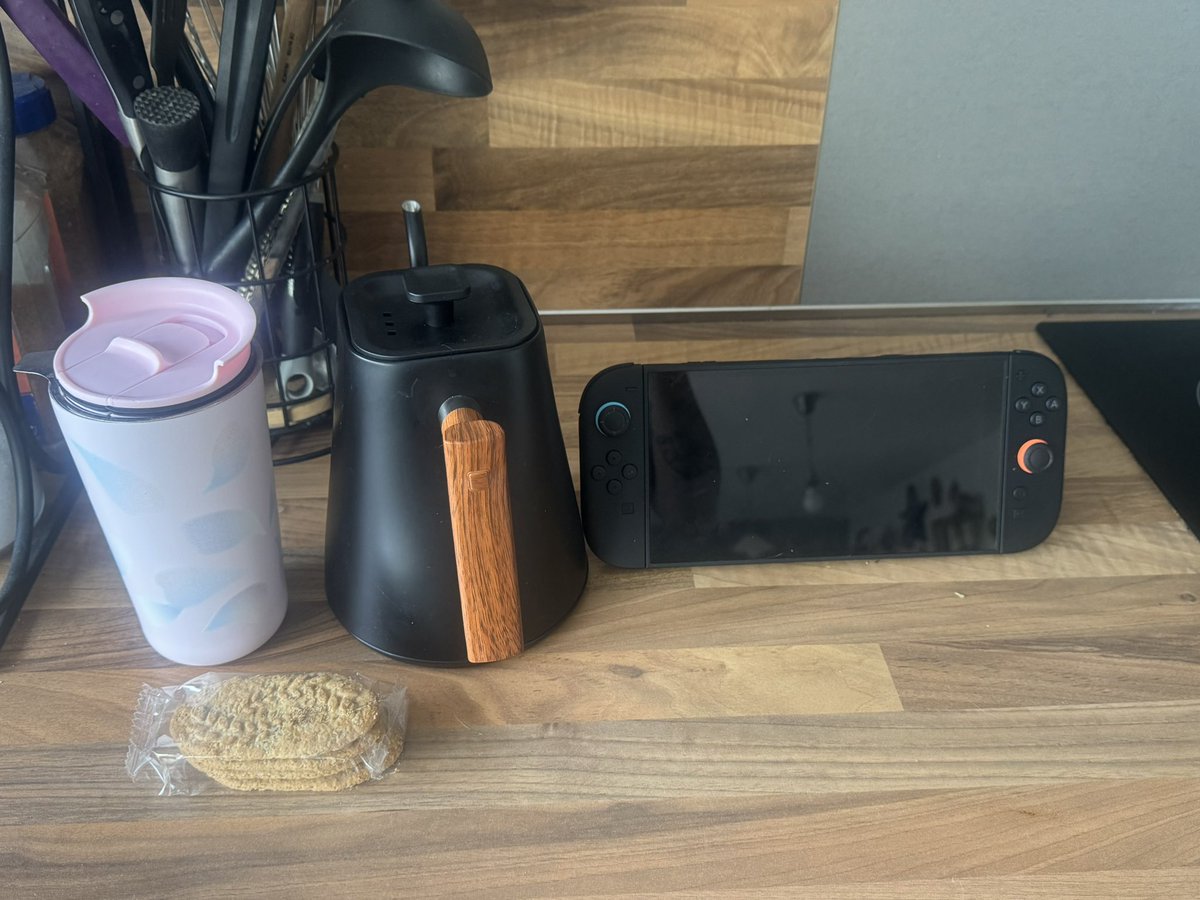 r e i r a tweet media