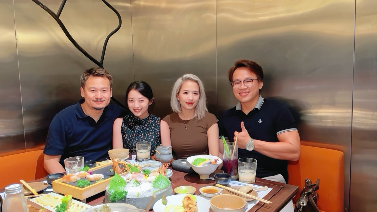 martha_yendo's tweet photo. Having a nice dinner with my sister and her love, and my destiny 🥰
#MarthaDo
#loveEd❤️ https://t.co/fFby41E0om
