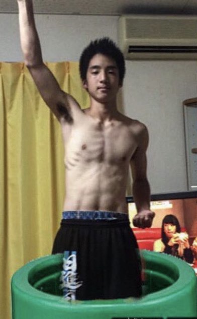 takutofitness's tweet photo. 僕が10年間ずっとやり続けている胸トレ種目があります💪

10年間やり続けてこの胸の変化なので、

少なくとも僕には効果絶大でした😊

その種目は最近では"意味がない"と言われている種目です。

その種目は↓ https://t.co/SMjPbIvaFI