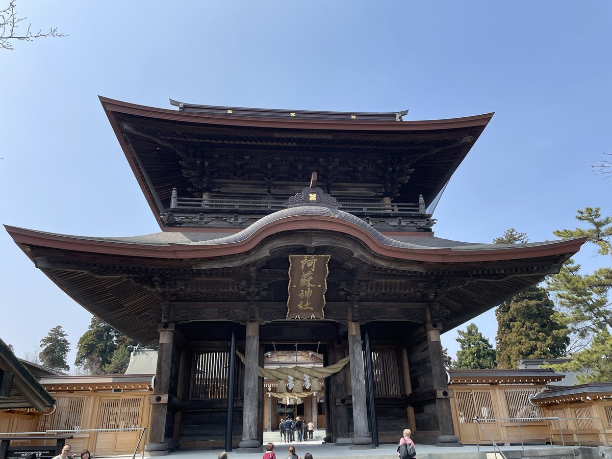 bokupoal's tweet photo. ずっと気になっていた阿蘇神社へ
ところどころ新しい木材が見えたり、楼門を支える柱が追加されていたり…それでも、使えるものは使って再建された楼門を見ると涙が🥲
復旧には楼門の写真を探したりと大変な苦労をされていたから…これからも復興のお手伝いはしたいな https://t.co/pHsn83NqdT