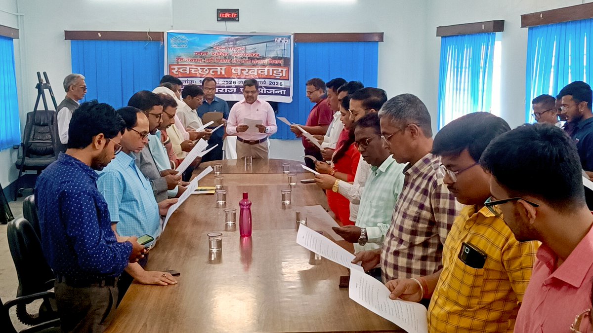 FBPOfficial_GoI's tweet photo. दिनांक 16.03.2026 को स्वच्छता पखवाड़ा के अवसर पर महाप्रबंधक महोदय की अध्यक्षता में फरक्का बराज परियोजना के अधिकारियों एवं कर्मचारियों को स्वच्छता शपथ ग्रहण कराया गया।
#MinistryOfJalshakti #fbpofficial #farakkabarrage #fbp #SwachhtaAbhiyan #pakhwada https://t.co/AdyB7A4Eig
