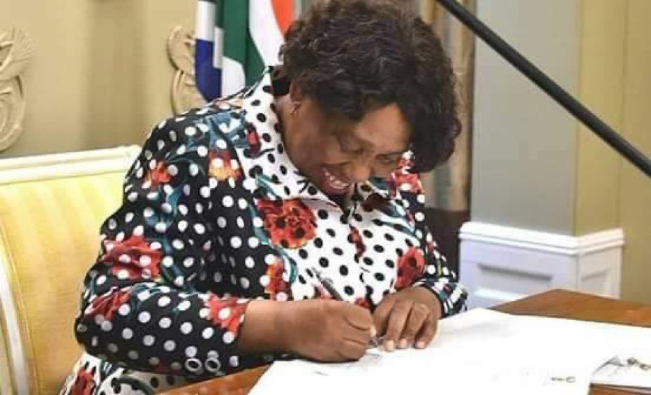 MaMhlanga Nompumelelo tweet media