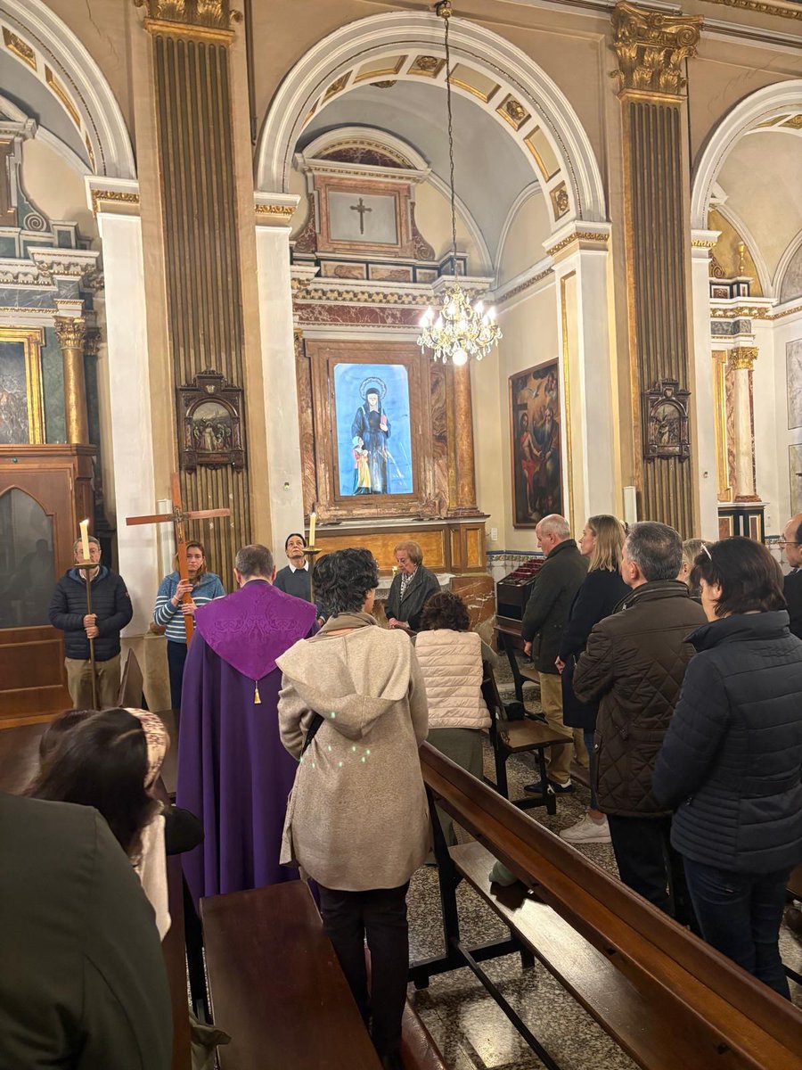 misionerospaul's tweet photo. En la tarde del viernes, la parroquia de @nsmonteolivete vivió un momento intenso de oración y recogimiento con el rezo del Vía Crucis parroquial, preparado y acompañado por los grupos de Emaús hombres y Emaús mujeres. 

Numerosos fieles participaron en esta celebración cuaresmal que nos invita a caminar con el Señor en su pasión y a contemplar el misterio de su entrega por amor.

#VíaCrucis #ParroquiaMonteolivete