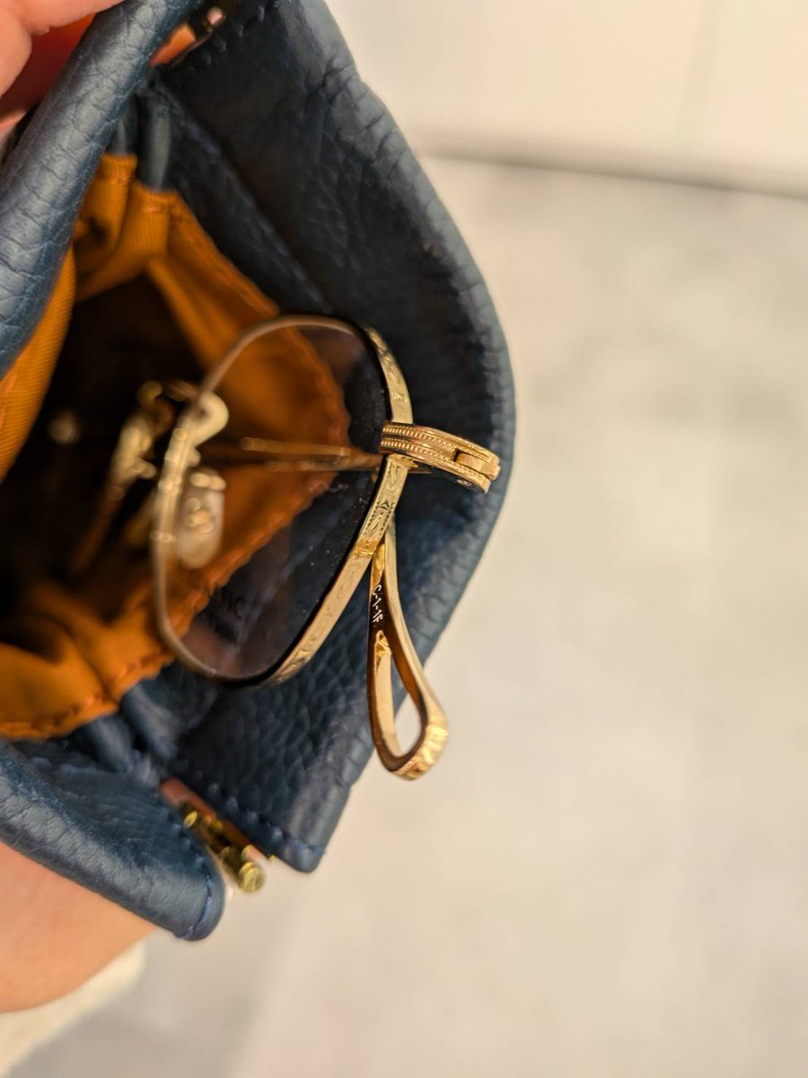 SIOJIRIpowers's tweet image. 上品で滑らかな風合いのパキスタンのシュリンクレザーを、贅沢に使用したメガネケース
大きめなサングラスも収納できるサイズ感で、ペンケースや小さめのポーチなどとしても使えます
口を開けるとカラフルな綿の裏地が覗きます
DIFFUSER SG1099 SHRINK COW MULTI CASE
#DIFFUSER #メガネのシオジリ