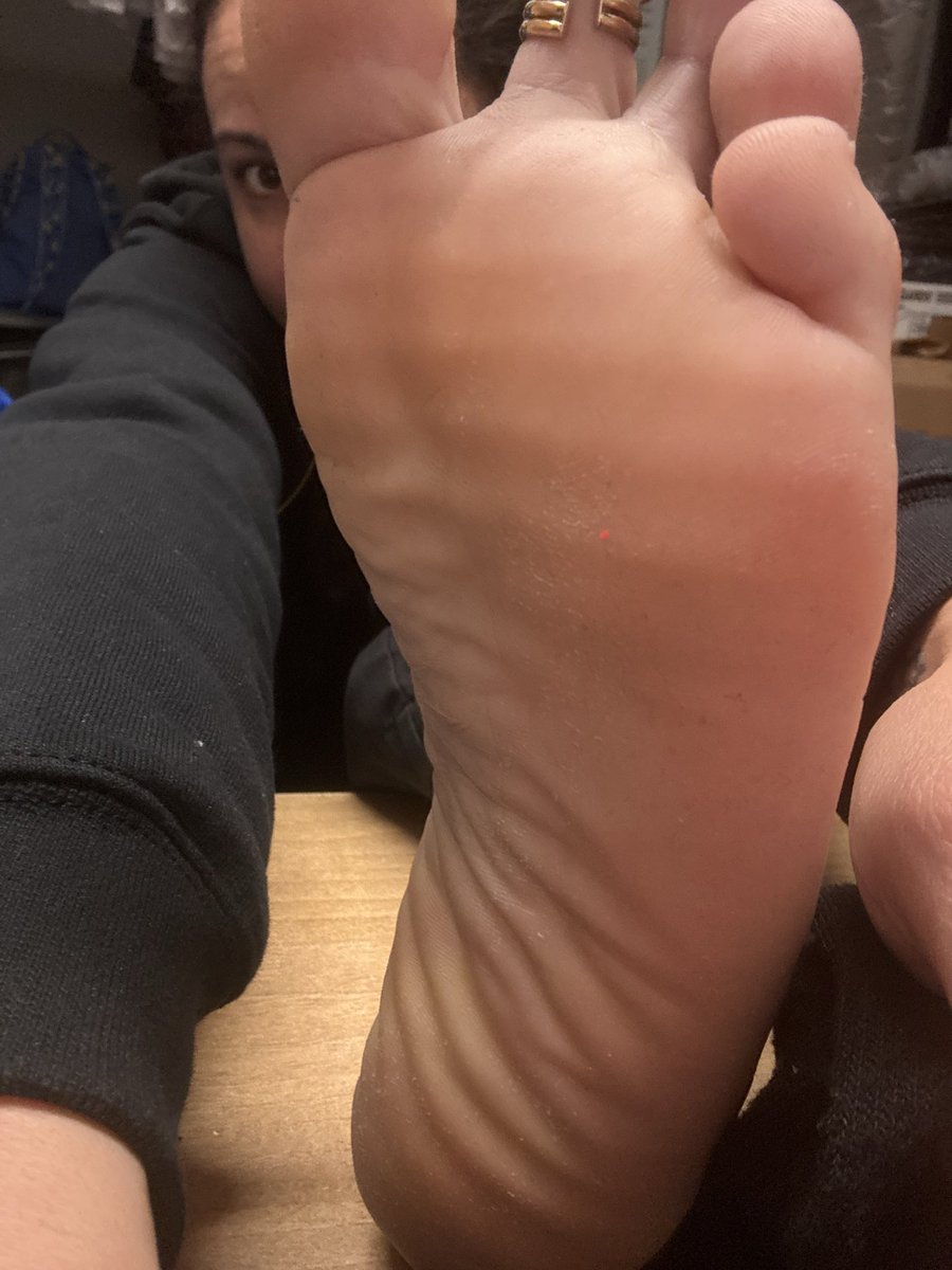 m3_dusah's tweet photo. #m3dusah #loveherfeetsomuch #smellysoles #toes #toerings #closeup #feet #beautifulfeet #feetgoat #support #prettyfeet #feetfetishworld #barefeet #footmodel #prettytoes #footgoddess https://t.co/Qn0tYVFTru