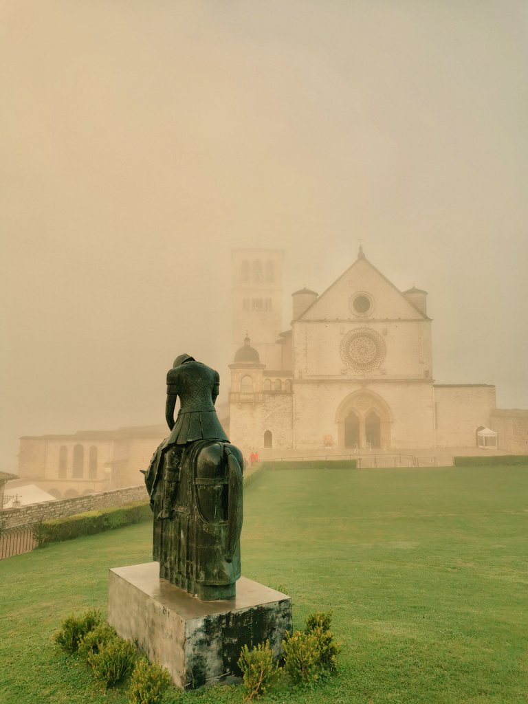“Maestro
fa' che io non cerchi tanto di essere consolato, quanto di consolare
di essere compreso, quanto di comprendere
di essere amato, quanto di amare
perché è dando
che si riceve
perdonano che si è perdonati”

[preghiera attribuita a S.Francesco]

#UnaBuonaRegola

📸 mia qui