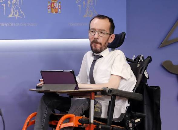 Ahora mismo el único que tiene la silla garantizada es @podemos es Echenique